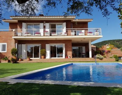 Fabulous villa with private pool and walking distance to the beach – Onze de Setembre, Sant Pol de Mar