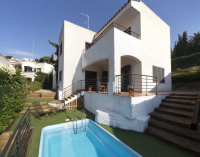 Fabulous villa 400m from beach – Carrer Roger de Llúria, Sant Pol de Mar